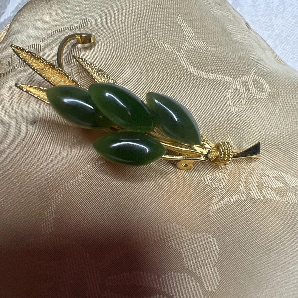 Vintage Gold Tone Jade Flower Brooch Floral Green Stone Pin Mid Century Style